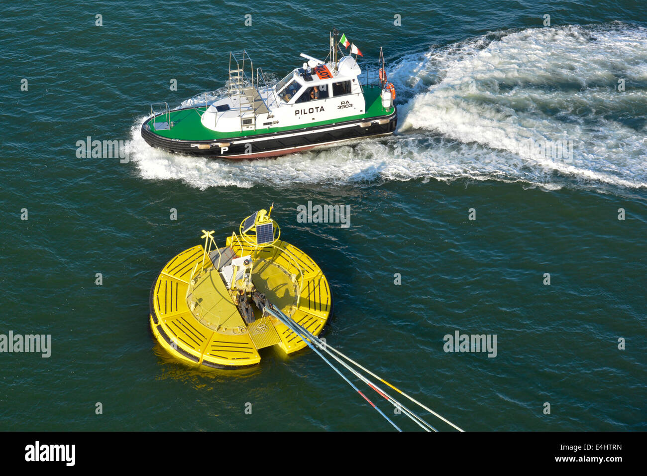 Vista aerea di motoscafo pilota e nave da crociera falser di transatlantico fissato a galleggiante Floatex boa ancorata al mare letto solare pannello Ravenna Italia Foto Stock