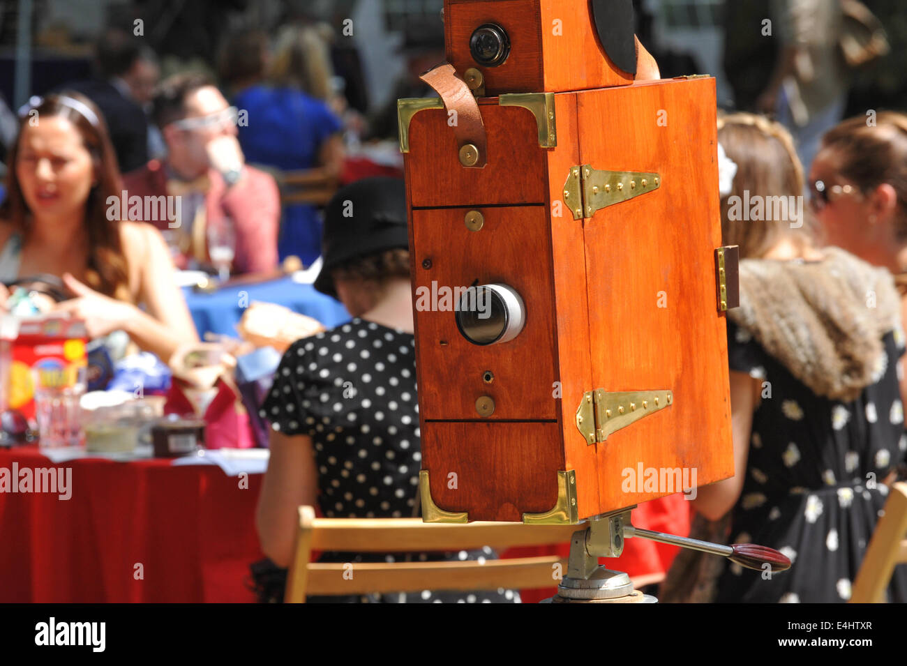 Bedford Square, Londra, Regno Unito. 12 luglio 2014. Un vecchio filmato telecamera all'Olimpiade Chap in Bedford Square. Credito: Matteo Chattle/Alamy Live News Foto Stock