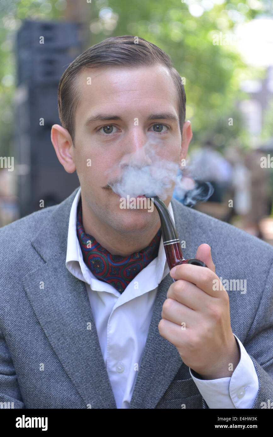 Bedford Square, Londra, Regno Unito. 12 luglio 2014. Un 'chap' fumare una tubazione all'Olimpiade Chap in Bedford Square. Credito: Matteo Chattle/Alamy Live News Foto Stock