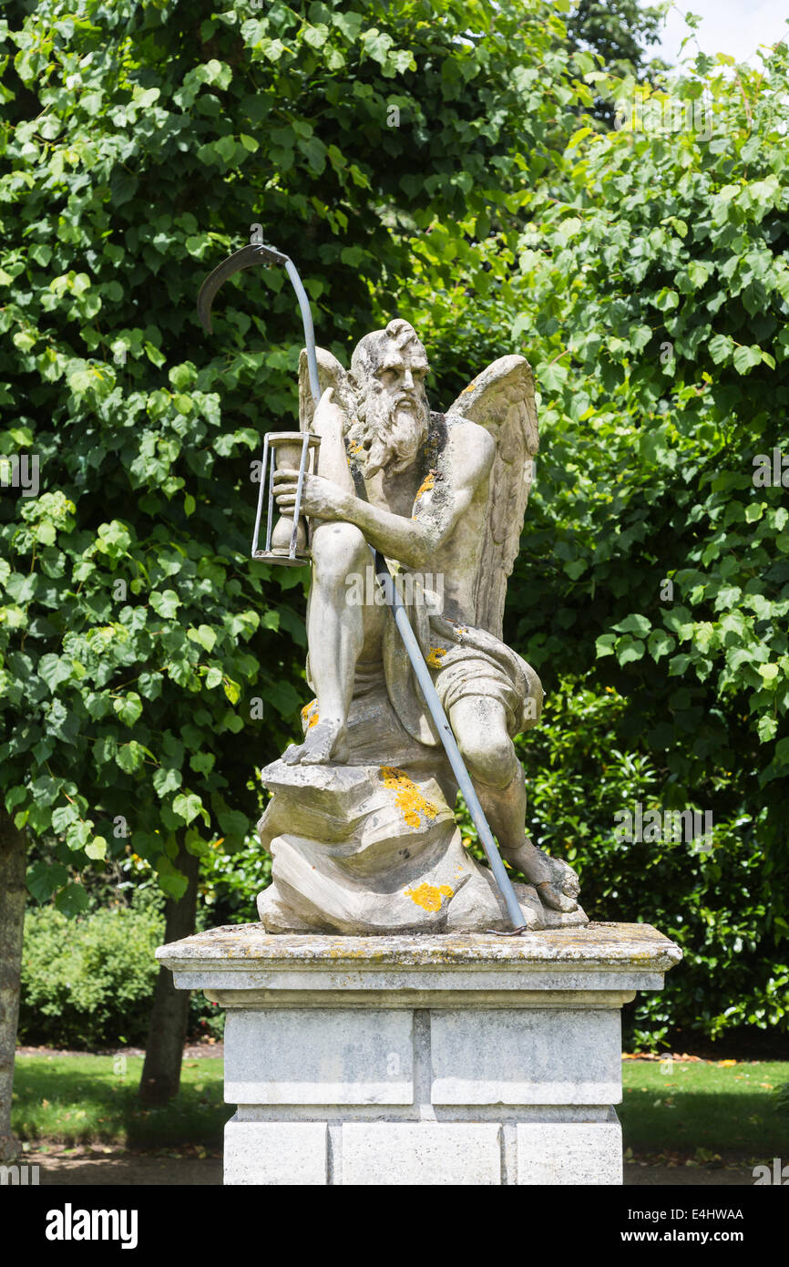 Il vecchio padre tempo statua, nei giardini di Sandringham House, Norfolk, Regno Unito Foto Stock