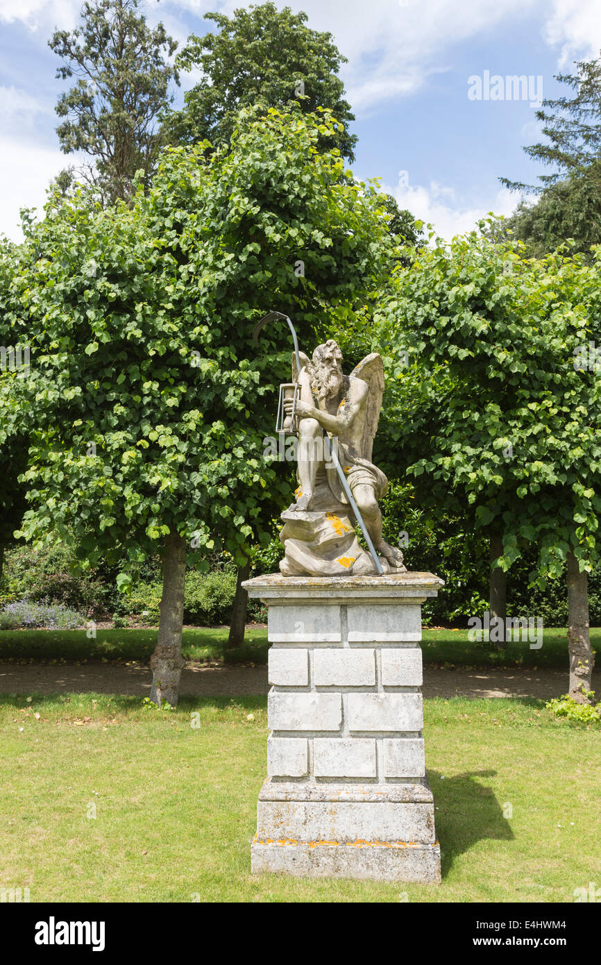 Il vecchio padre tempo statua, nei giardini di Sandringham House, Norfolk, Regno Unito Foto Stock