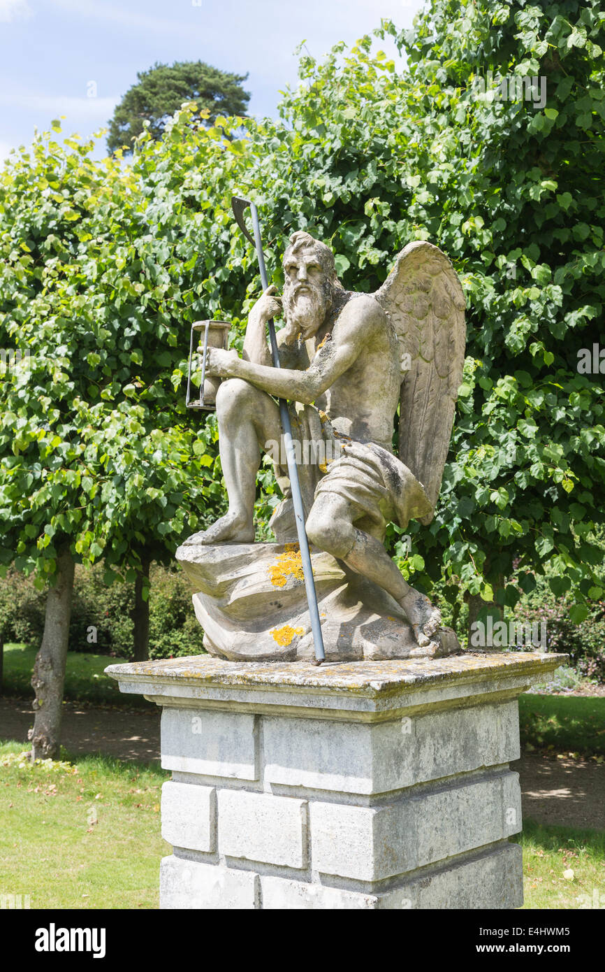 Il vecchio padre tempo statua, nei giardini di Sandringham House, Norfolk, Regno Unito Foto Stock