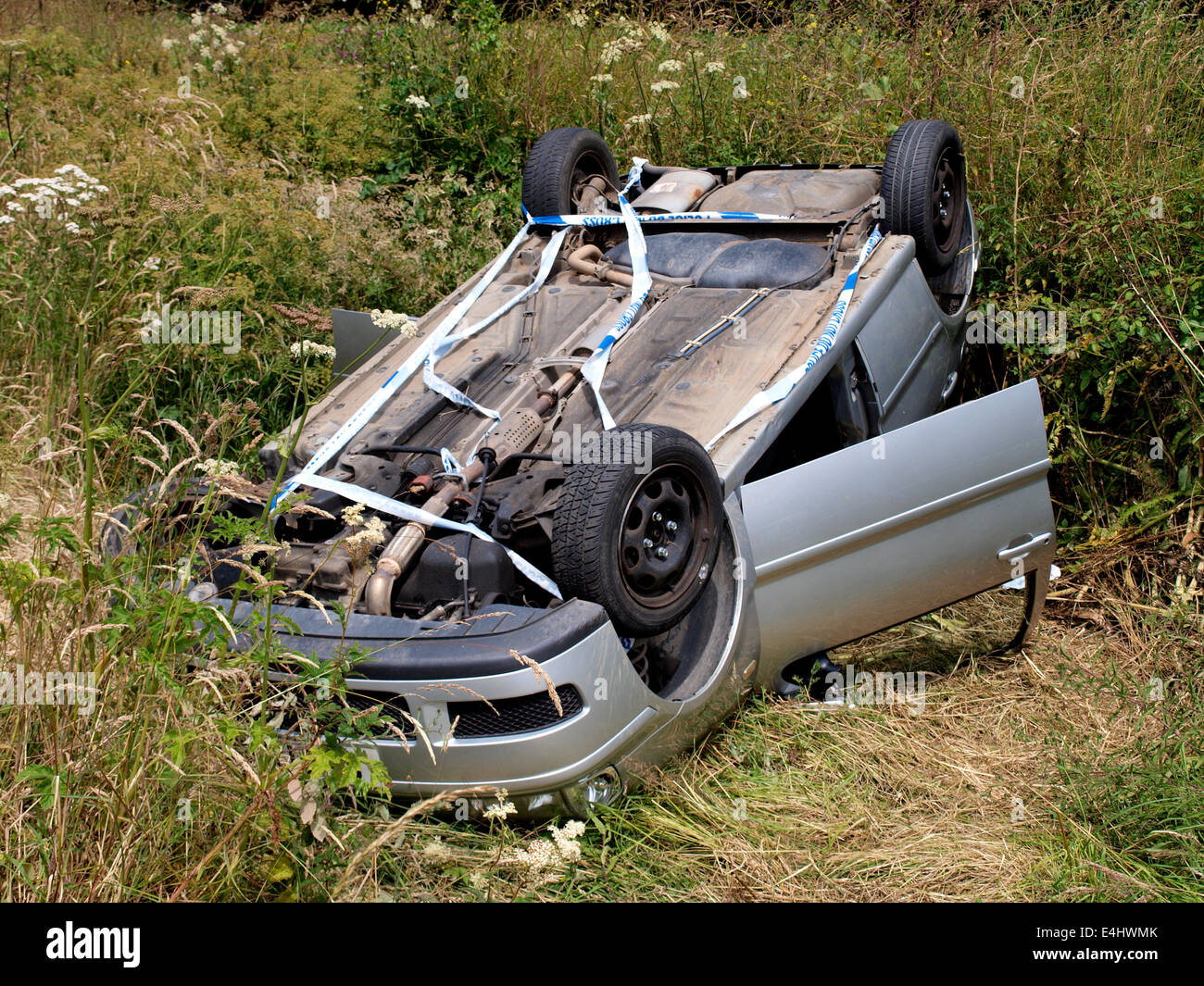 Si è schiantato auto capovolto in un fossato di fianco alla strada, Condino, Devon, Regno Unito Foto Stock