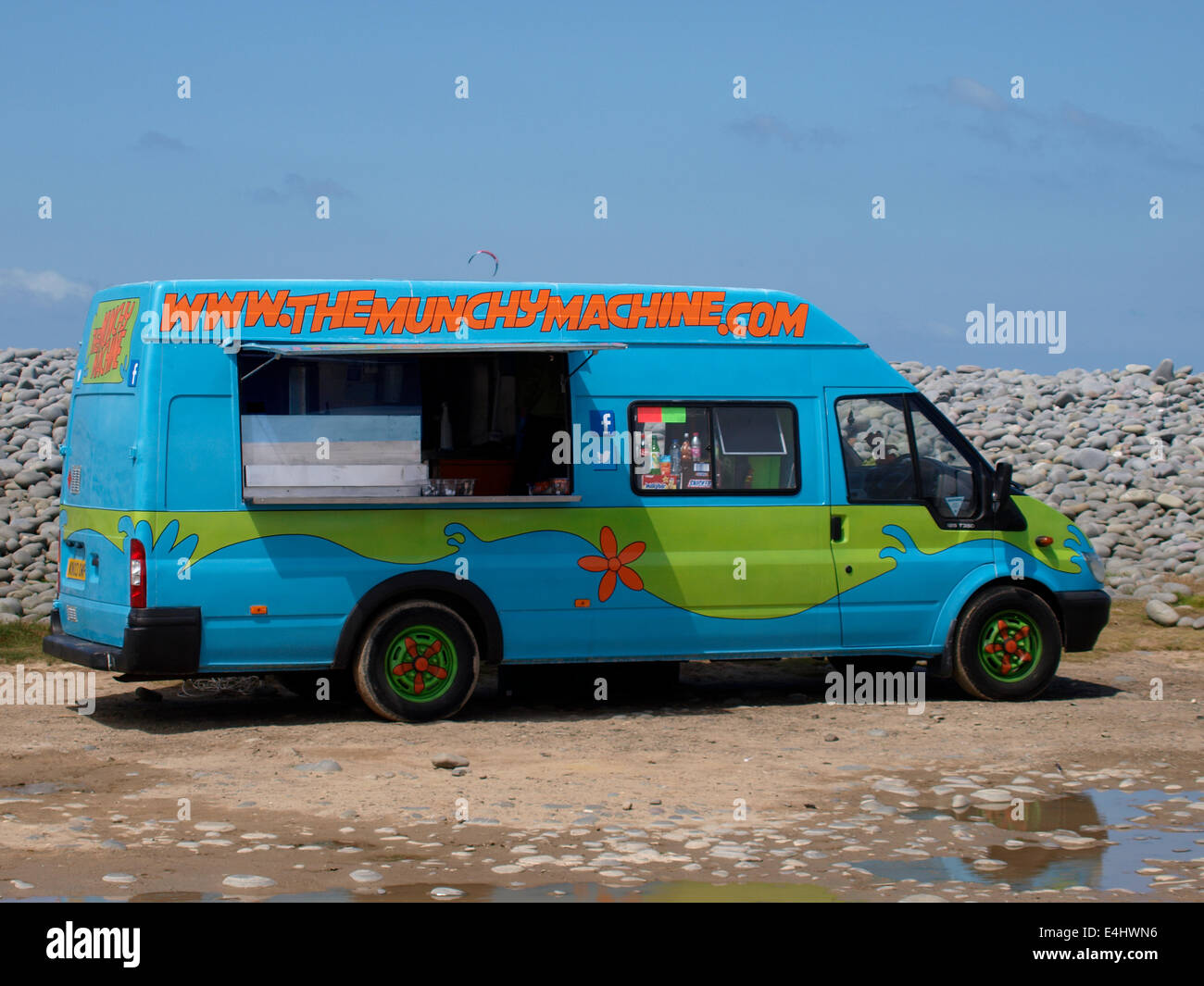 Il fast food van nei colori del Scooby-Doo Van, Condino, Devon, Regno Unito Foto Stock