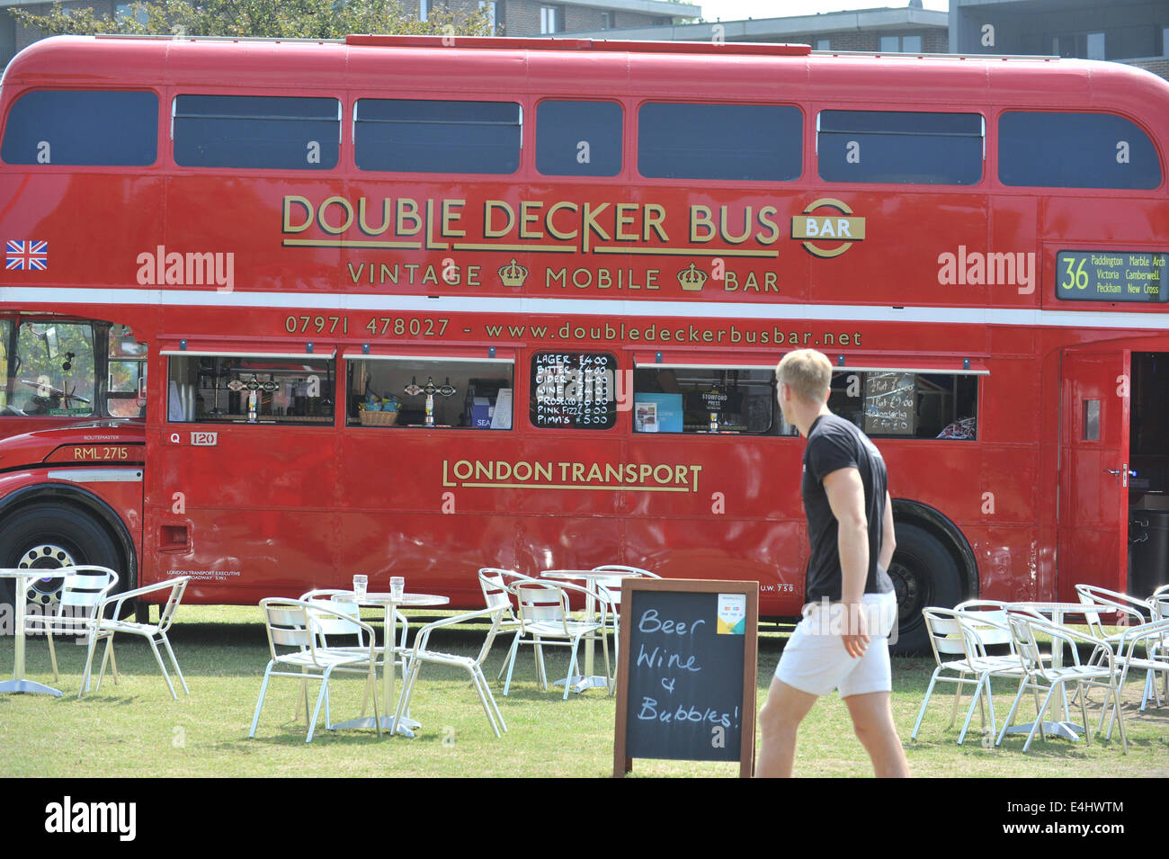 Finsbury Park, London, Regno Unito. 12 luglio 2014. Un double decker bus bar presso l'autobus Routemaster Festival di Finsbury Park, con 100 autobus sul display celebra il Routemaster Associazione Diamante del Giubileo. Credito: Matteo Chattle/Alamy Live News Foto Stock