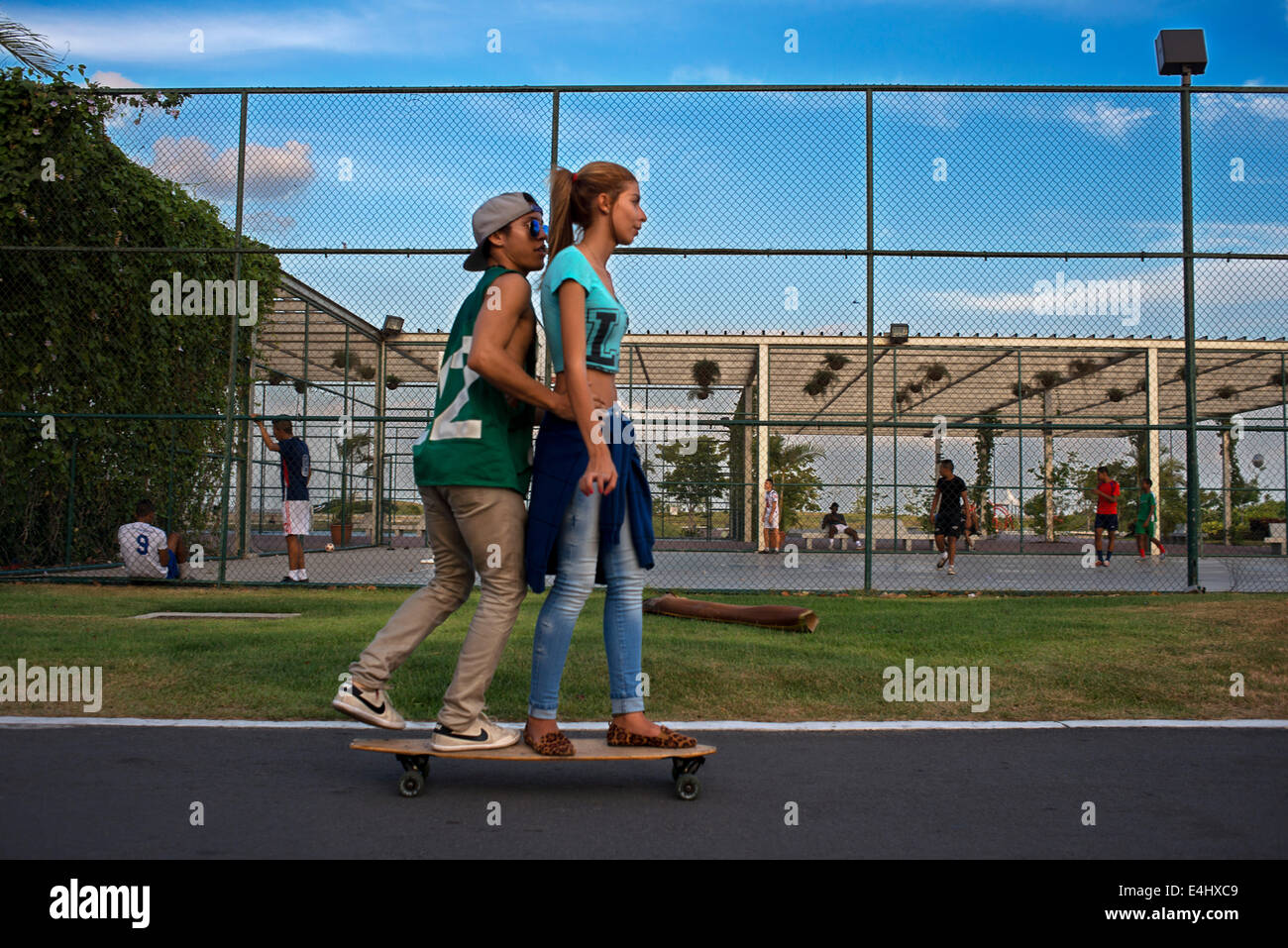 Gli amanti dei pattinatori di adolescenti in zona verde nella cinta Costera Oceano Pacifico circonvallazione costiera Bahia de Panama parco lineare seawall skylin Foto Stock