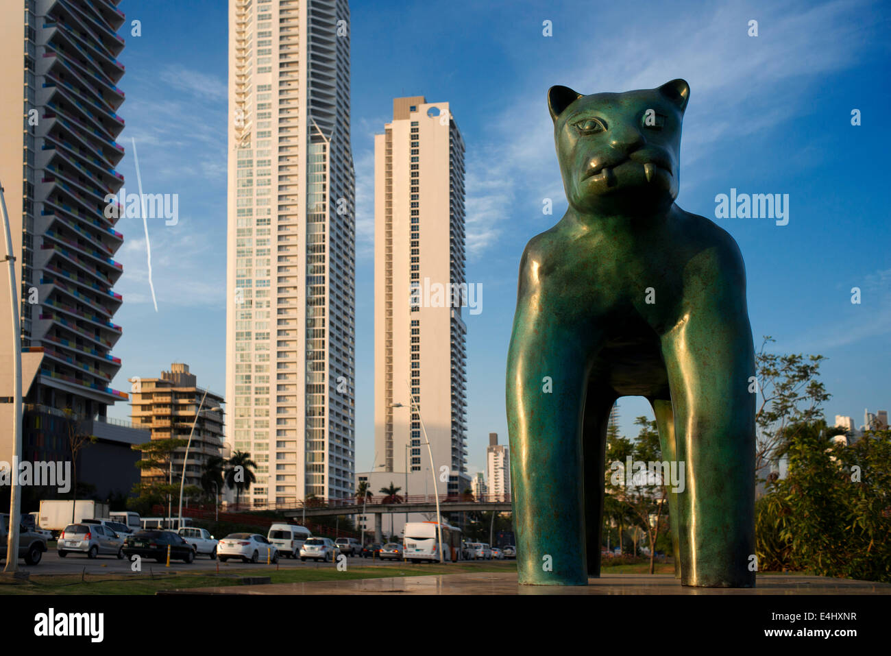 La scultura di una pantera in zona verde nella cinta Costera Oceano Pacifico circonvallazione costiera Bahia de Panama parco lineare seawall skyline Foto Stock