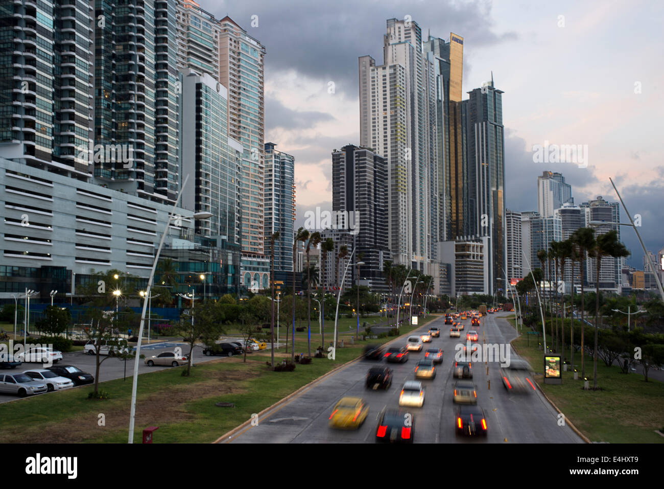 Balboa Avenue skyline grattacielo seawall strada nuova. Skyline, Panama City, Panama America centrale. Cinta Costera Oceano Pacifico Co Foto Stock