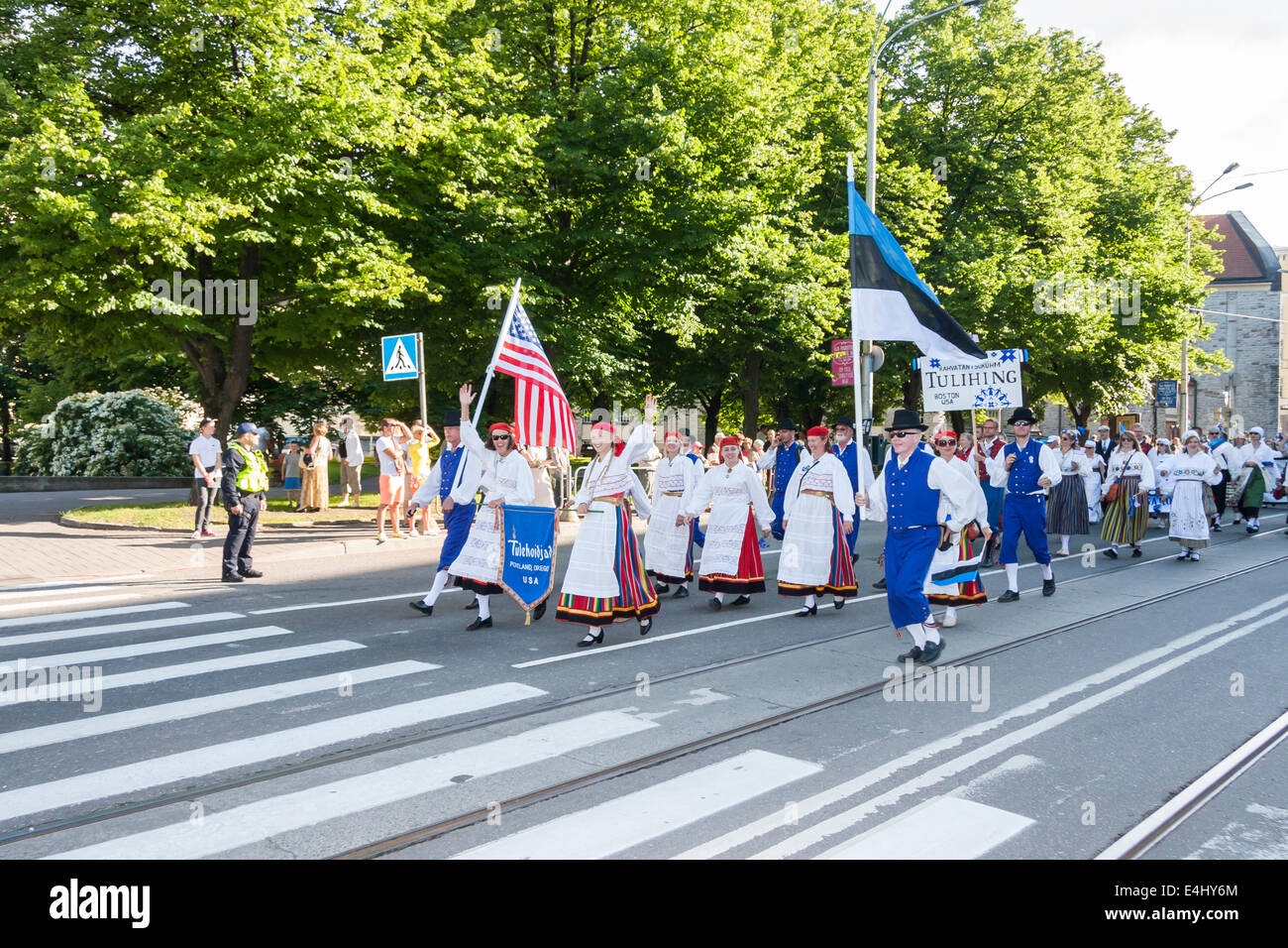 Tallinn, Estonia - Luglio 05, 2014: sfilata di estone XXVI canto nazionale e festival di danza chiamato Aja Puudutus, Puudutuse ae Foto Stock