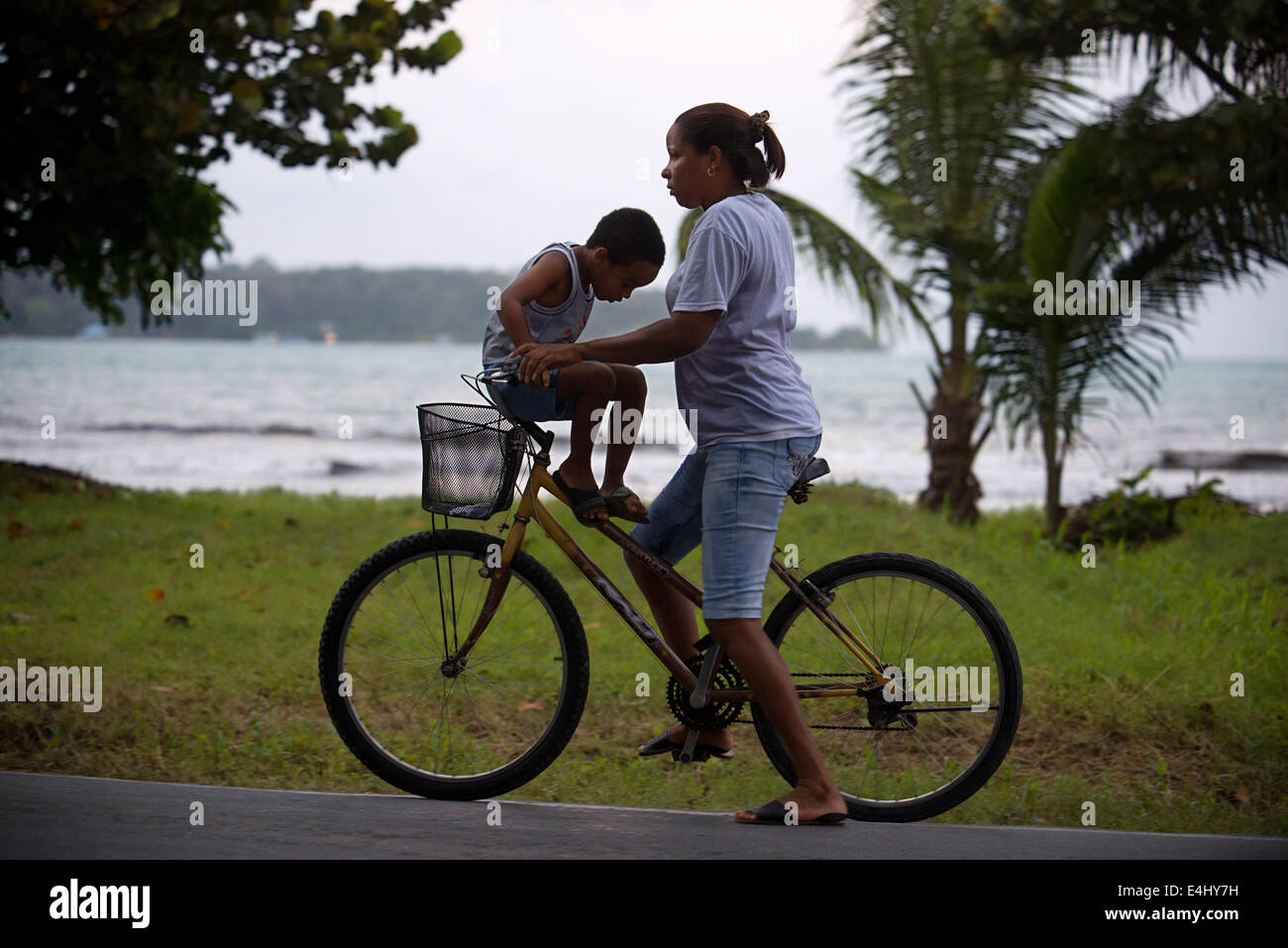 Madre con il suo bambino in una bicicletta. Bocas del Toro, Panama. Bocas del Toro (significato "sud del Bull') è una provincia di Panama. Foto Stock