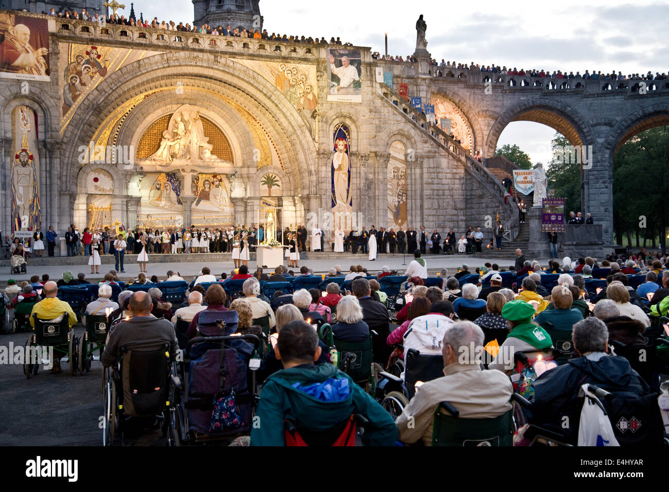 Preghiera Degli Anziani A Lourdes Lourdes santuario immagini e fotografie stock ad alta risoluzione - Alamy