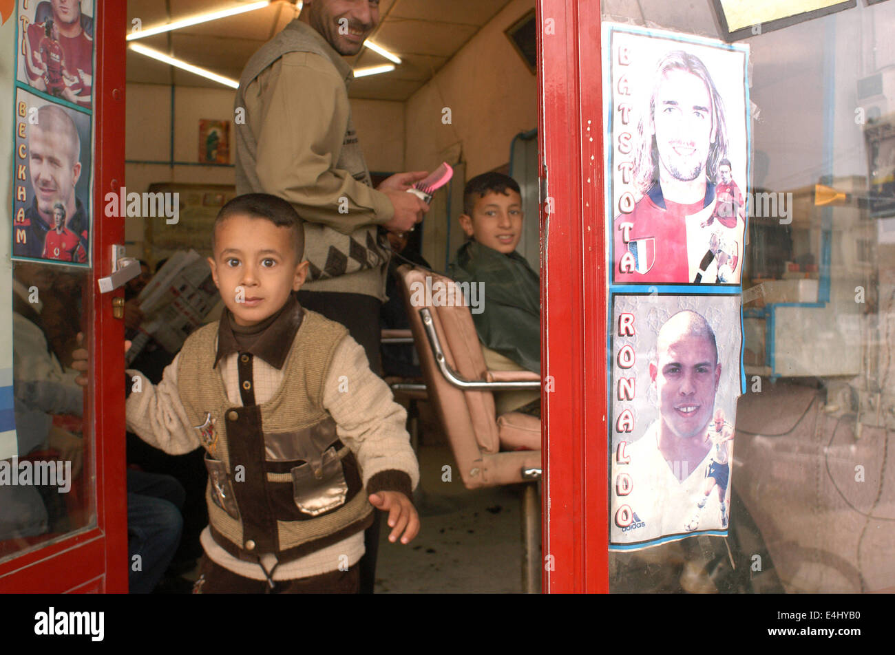 Un parrucchiere qualsiasi vie centrali di Diwaniyah. I migliori giocatori di calcio decorare la finestra e come parrucchieri di tutto il Foto Stock