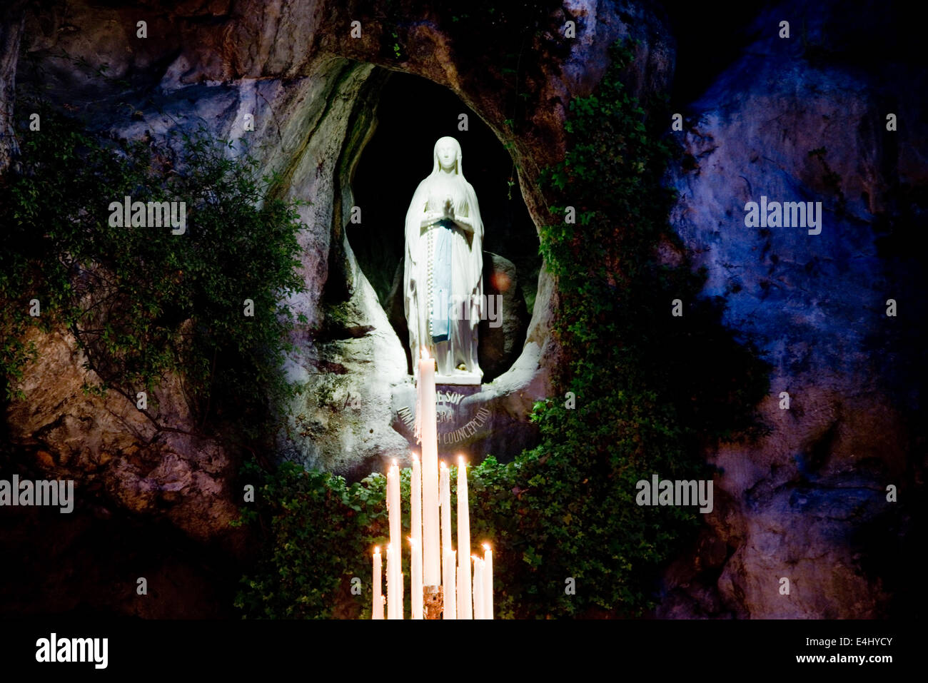Apparizione di maria nella statua di lourdes immagini e fotografie