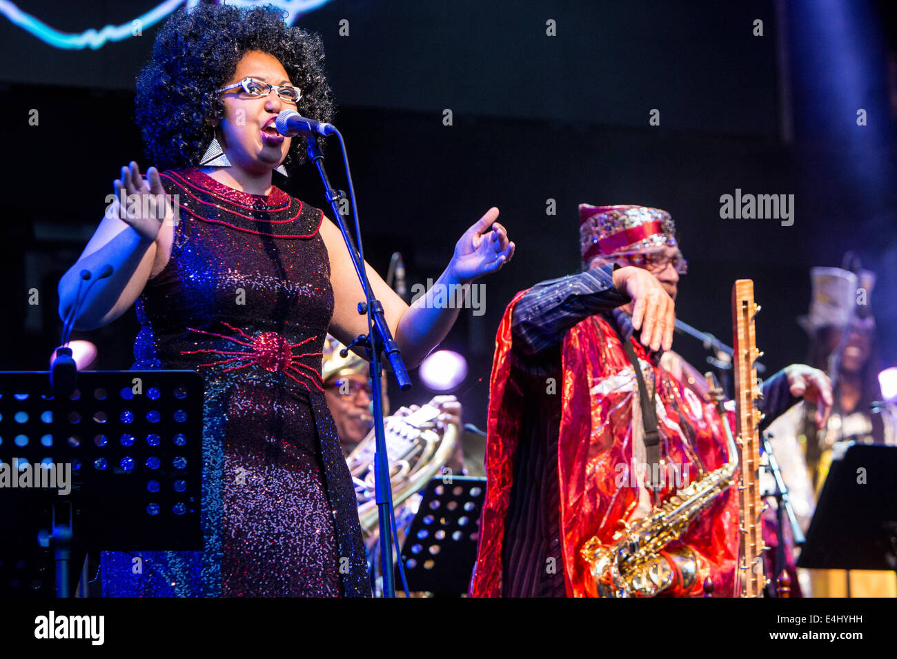 Lugano - Svizzera. 11 luglio 2014. La American jazz band SUN RA CENTENNIAL SOGNO ARKESTRA suona dal vivo in Piazza della Riforma durante il 'l'Estival Jazz di Lugano 2014' Credito: Rodolfo Sassano/Alamy Live News Foto Stock