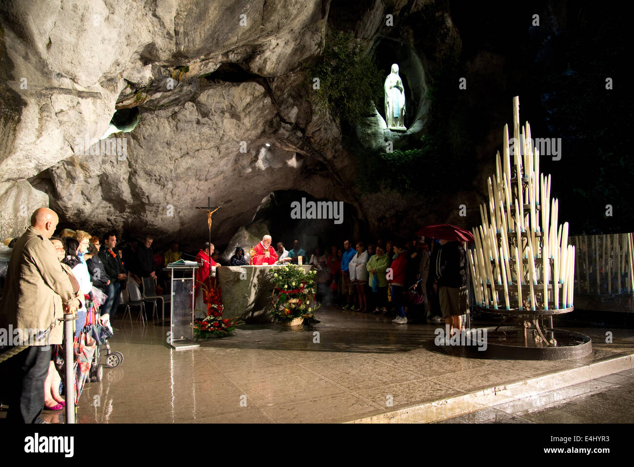 La statua della Vergine Maria nella grotta di Lourdes Foto stock - Alamy