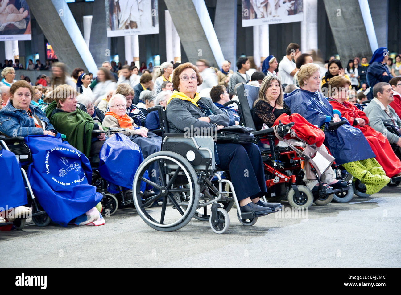 Domenica la messa internazionale presso la Basilica di San Pio X a Lourdes Foto Stock