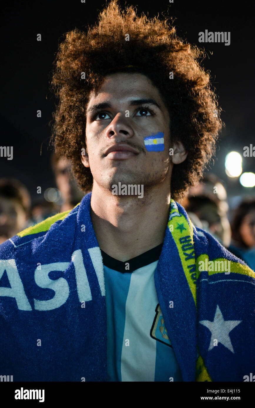 2014 Brasile Coppa del Mondo, FIFA Fan Fest sulla spiaggia di Copacabana, Rio de Janeiro. Tifosi guardare semi final match X Argentina Paesi Bassi. Foto Stock