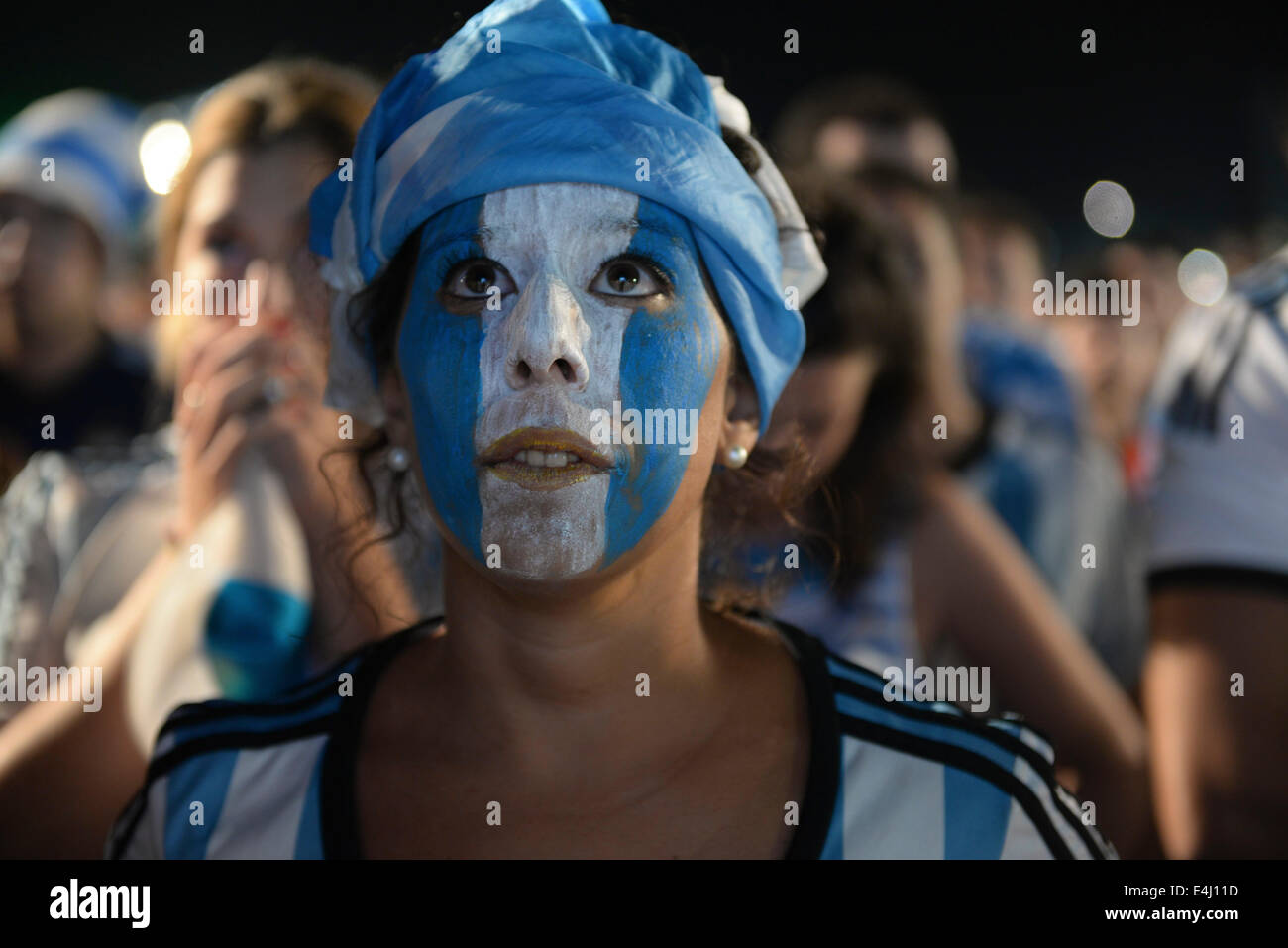 2014 Brasile Coppa del Mondo, FIFA Fan Fest sulla spiaggia di Copacabana, Rio de Janeiro. Tifosi guardare semi final match X Argentina Paesi Bassi. Foto Stock