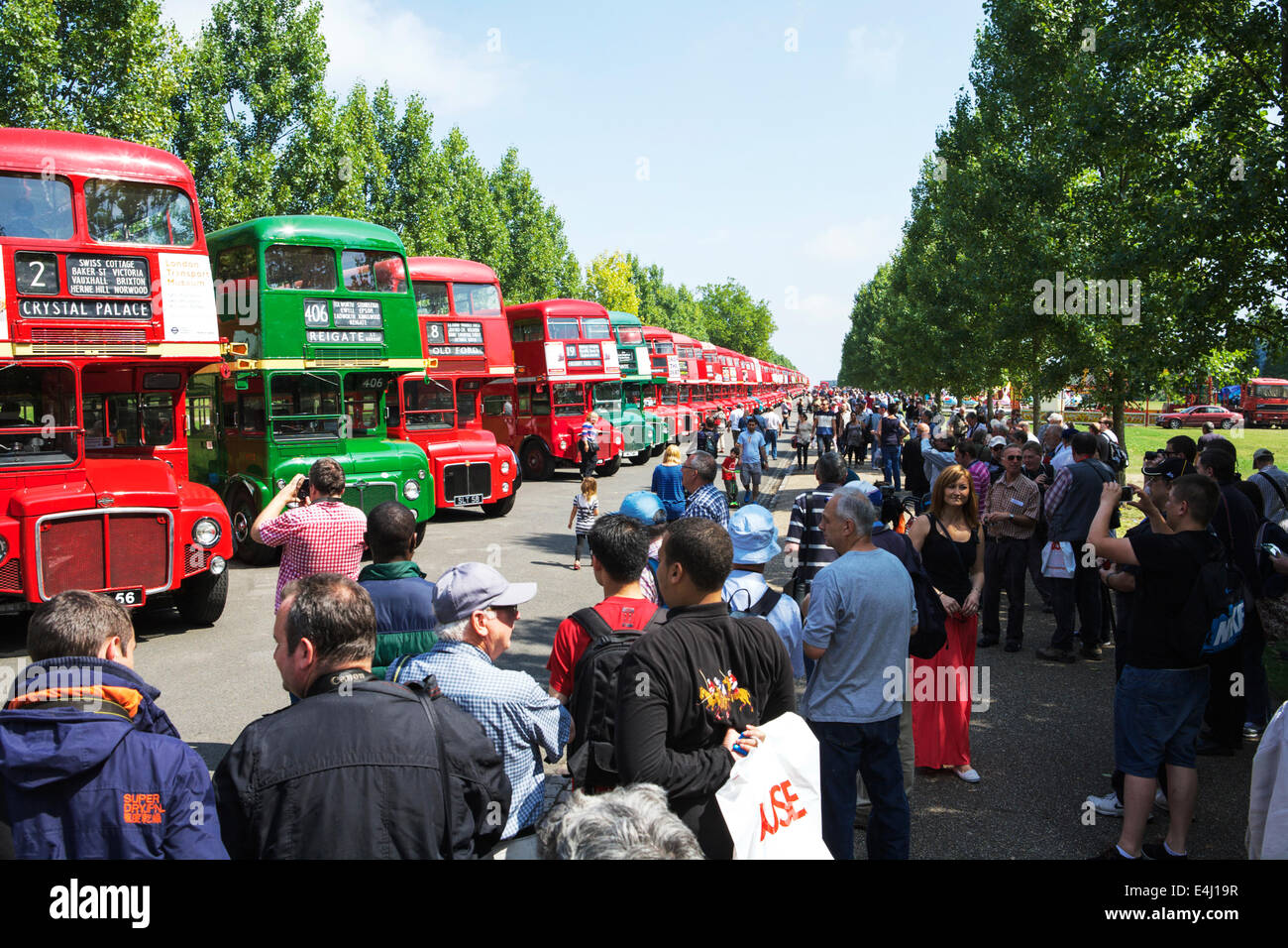 London bus. Londra, Regno Unito. 12 luglio 2014. L'autobus Routemaster Festival di Finsbury Park (North London), per commemorare il sessantesimo anniversario della inaugurazione del primo Routemaster, RMI, al Commercial Motor Show nel settembre 1954. Una folla di persone godono il festival Routemaster. Credito: Alamy Live News Foto Stock