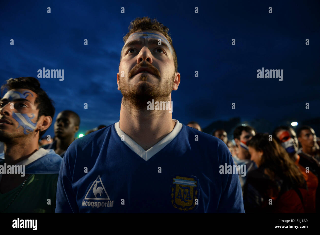 2014 Brasile Coppa del Mondo, FIFA Fan Fest sulla spiaggia di Copacabana, Rio de Janeiro. Tifosi guardare semi final match X Argentina Paesi Bassi. Foto Stock