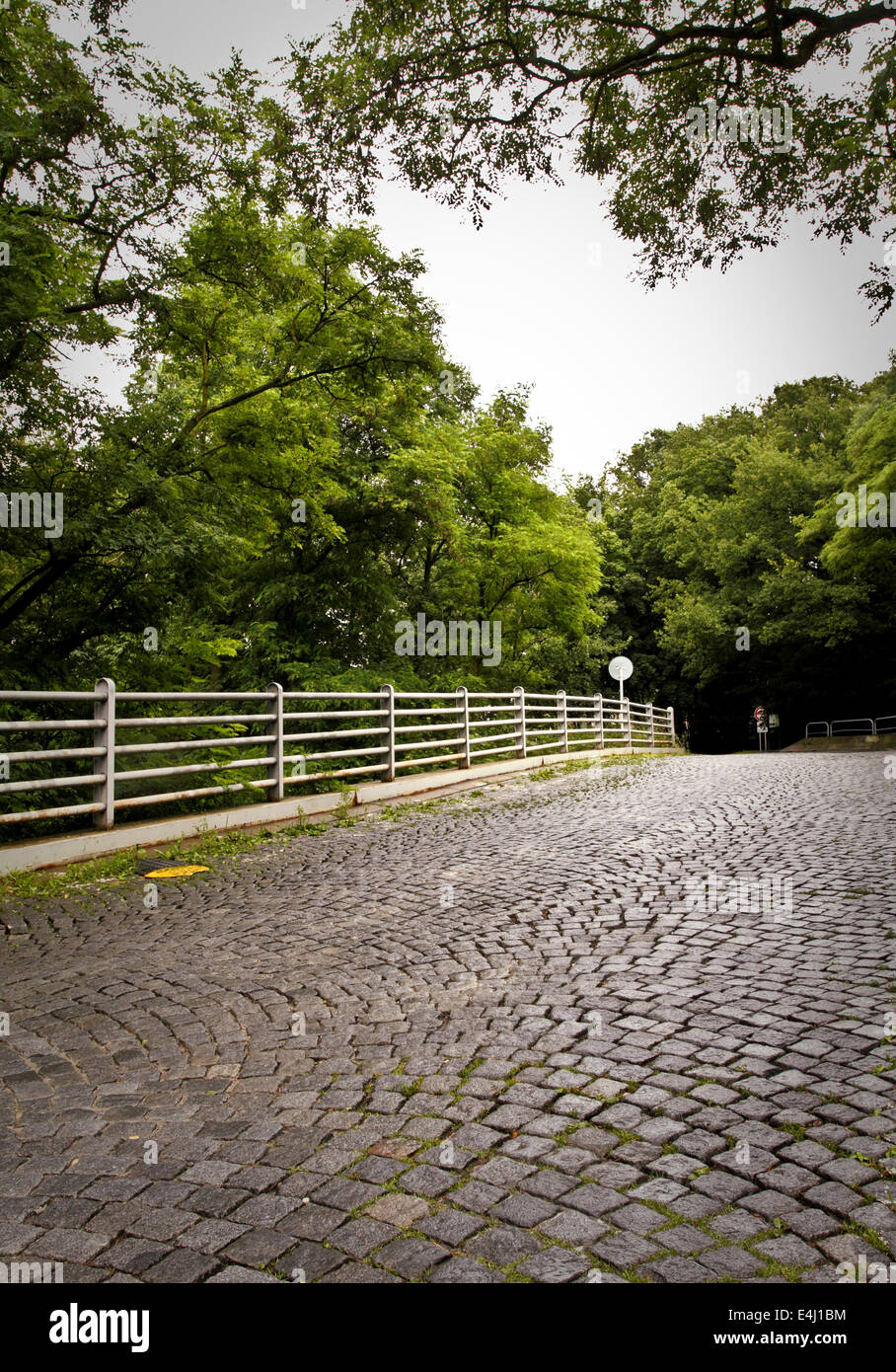 Vecchia strada sotto la pioggia Foto Stock