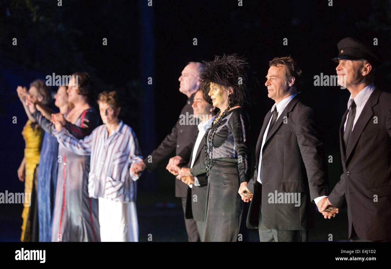 Roberto Ciulli il "Theater an der Ruhr' eseguire 'Antigone" come parte del loro open-air stagione 'Weisse Naechte', Mülheim Ruhr Foto Stock