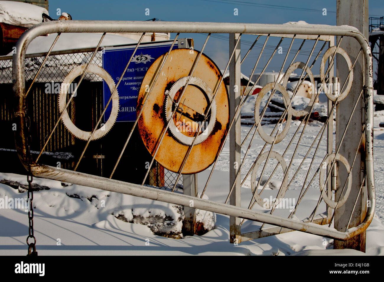 Rusty porta di metallo ricoperta di neve recinto di filo Foto Stock