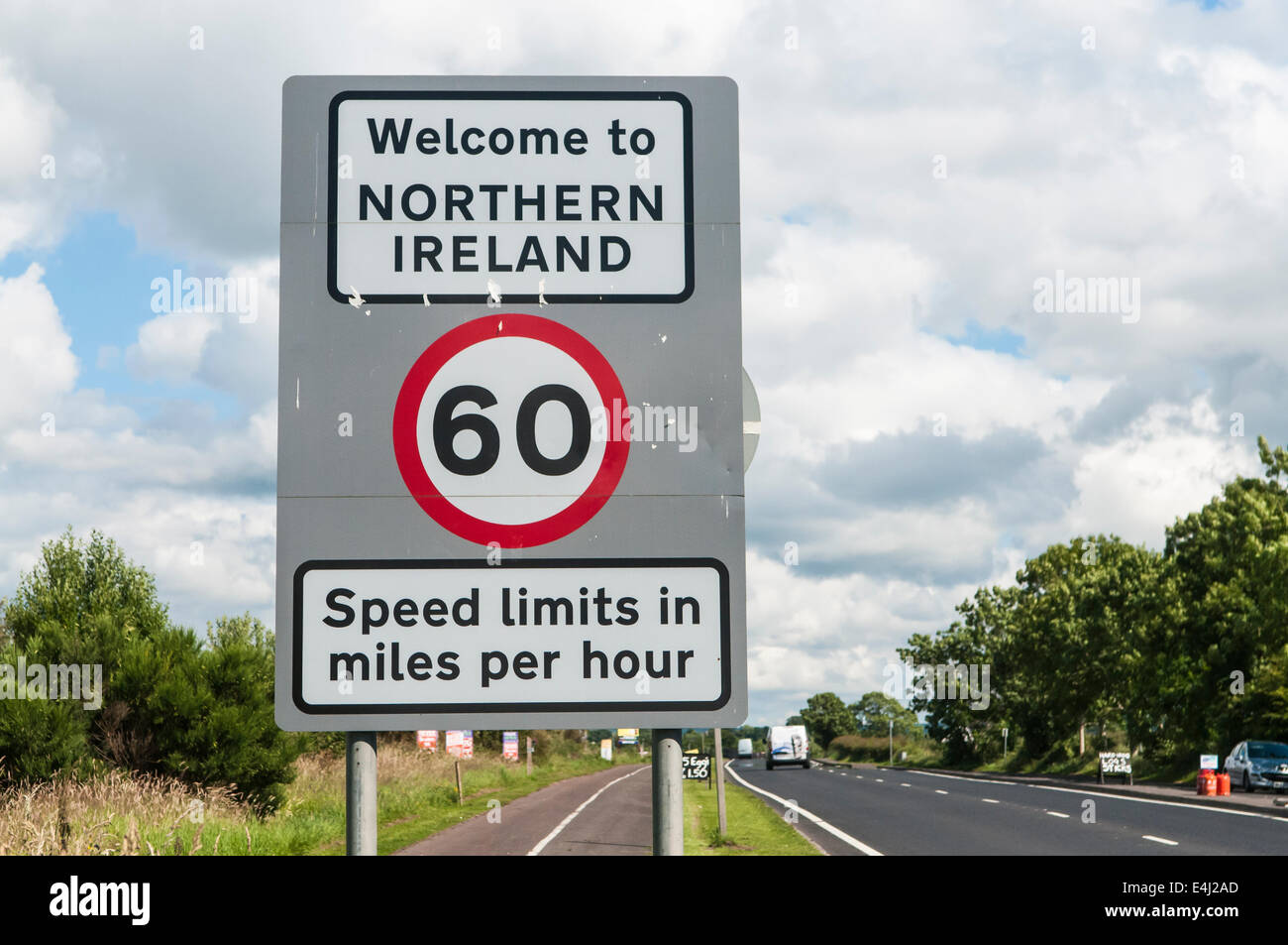 Cartello stradale in Irlanda del Nord, il confine con la Repubblica irlandese accogliente la gente in Irlanda del Nord e un promemoria che i limiti di velocità sono in miglia/h. Foto Stock