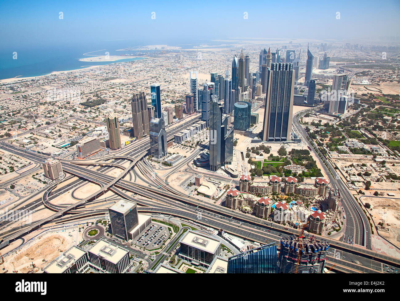 DUBAI, Emirati Arabi Uniti - 27 aprile: Downtown Burj Dubai Aprile 27, 2014 in Dubai Emirati Arabi Uniti. Dubai è la città più grande degli Emirati arabi uniti e uno o Foto Stock