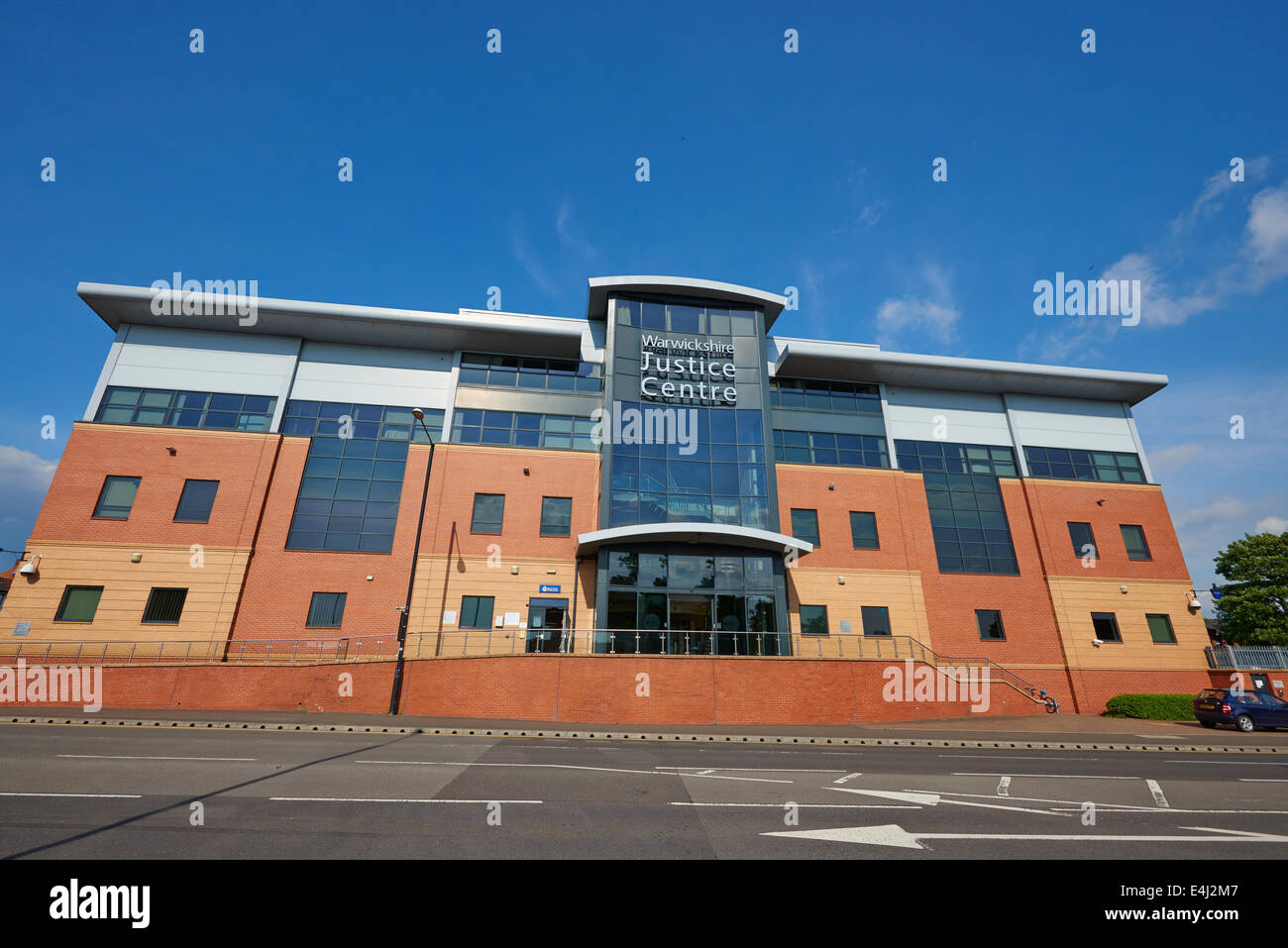 Il Centro di giustizia di tribunali combina una stazione di polizia e la città del sistema di giustizia Vicarage Street Nuneaton Warwickshire Foto Stock