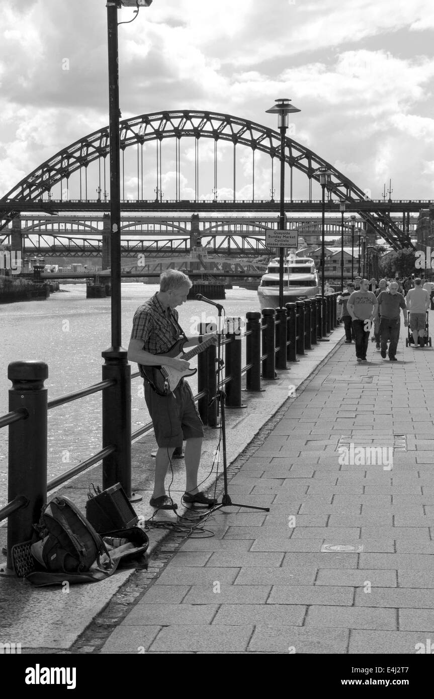 Uomo a suonare la chitarra a Newcastle Quayside Foto Stock