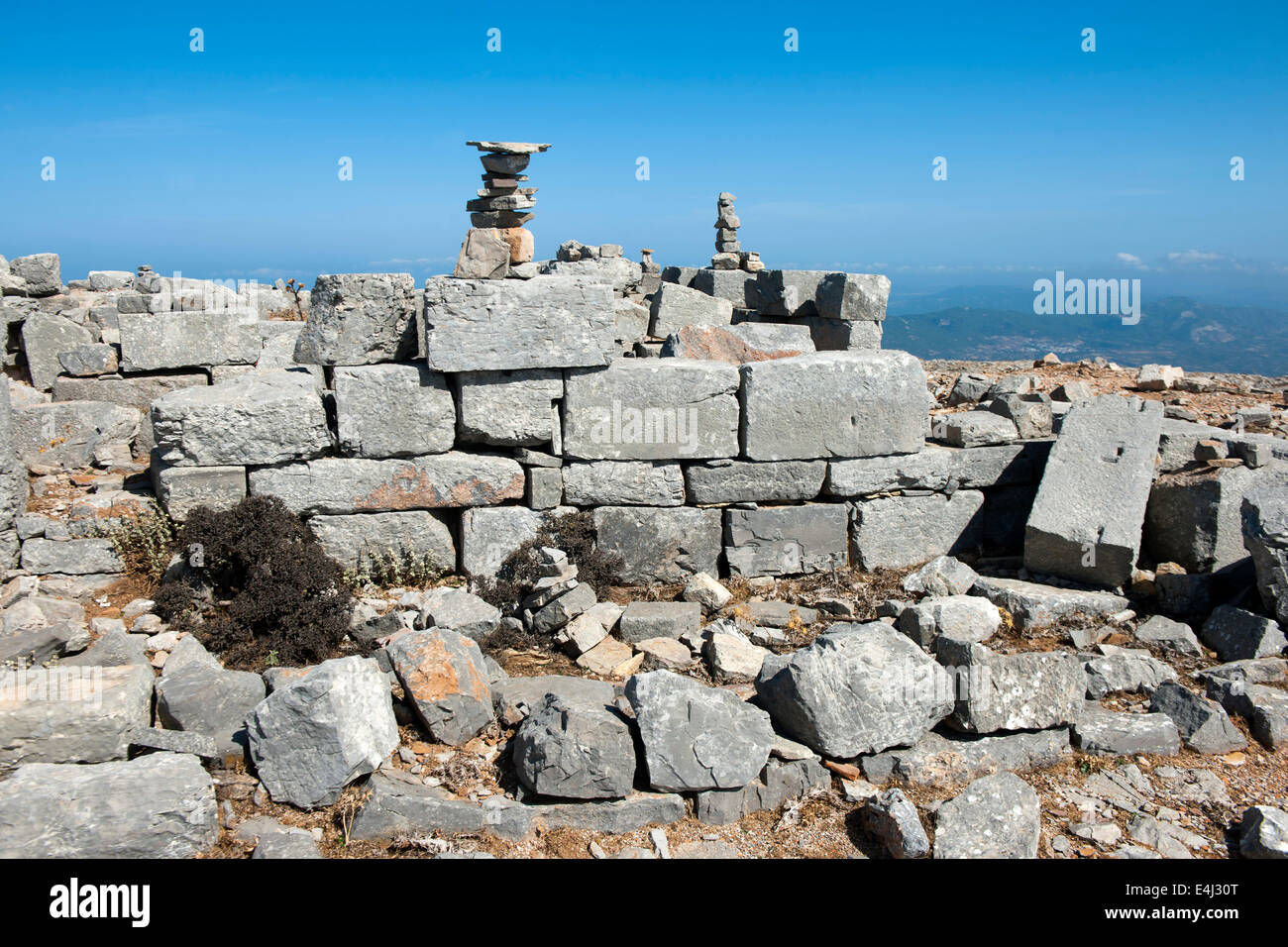 Griechenland, Rodi, Embona, auf dem Berg Ataviros, Ausgrabung. Althaimenes soll auf dem dem Gipfel Zeus ein Heiligtum errichte Foto Stock