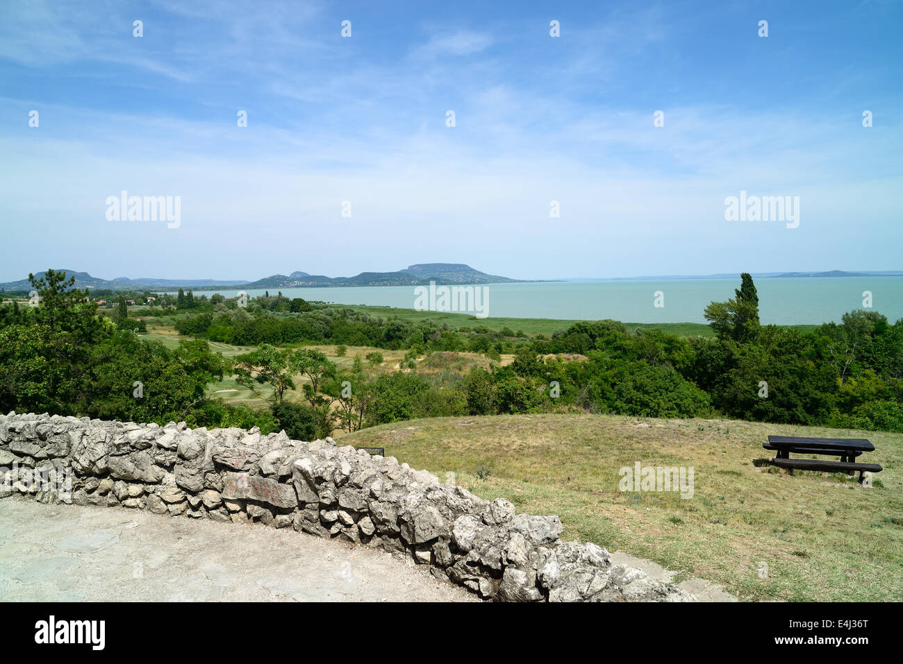 Il paesaggio del Lago Balaton con montagne di Badacsony e Szigliget. Foto Stock