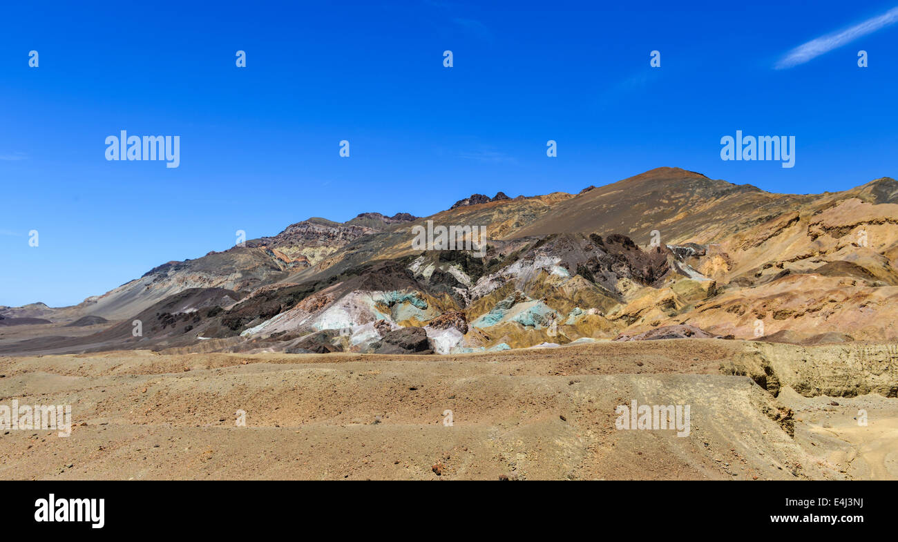 La variegata di piste di artisti tavolozza nella Death Valley, California. Vari pigmenti minerali hanno colorato il deposito vulcanico Foto Stock