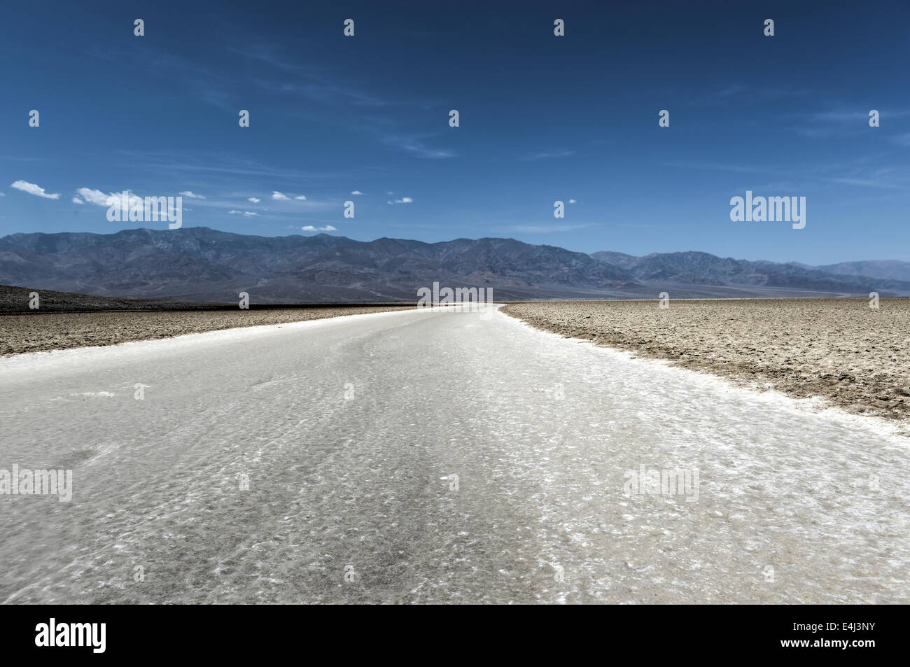 Punto Badwater, Death Valley, Stati Uniti d'America. Via del sale nel mezzo del deserto. Uno dei luoghi più caldi del pianeta. Foto Stock
