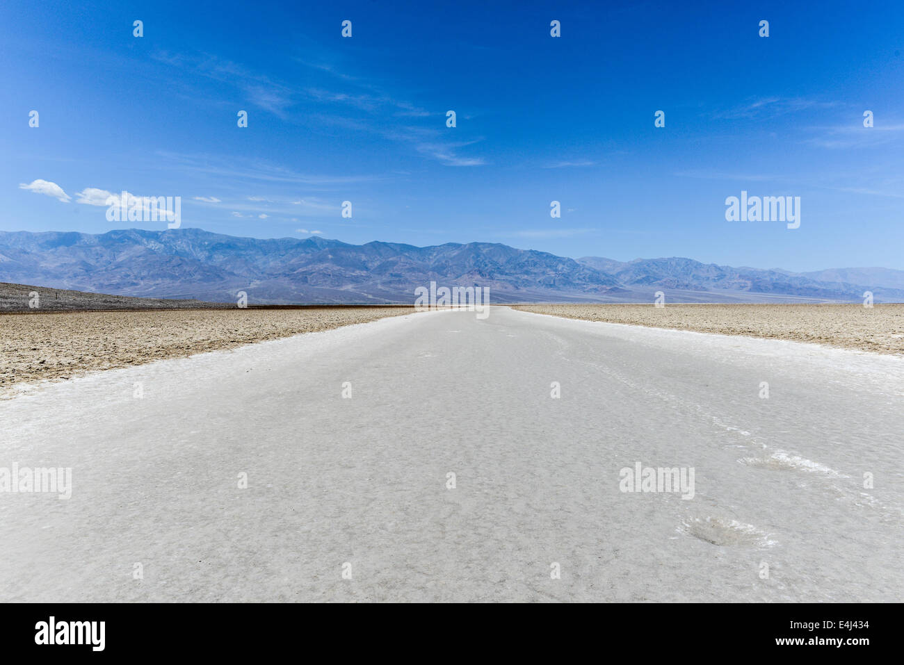 Punto Badwater, Death Valley, Stati Uniti d'America. Via del sale nel mezzo del deserto. Uno dei luoghi più caldi del pianeta. Foto Stock