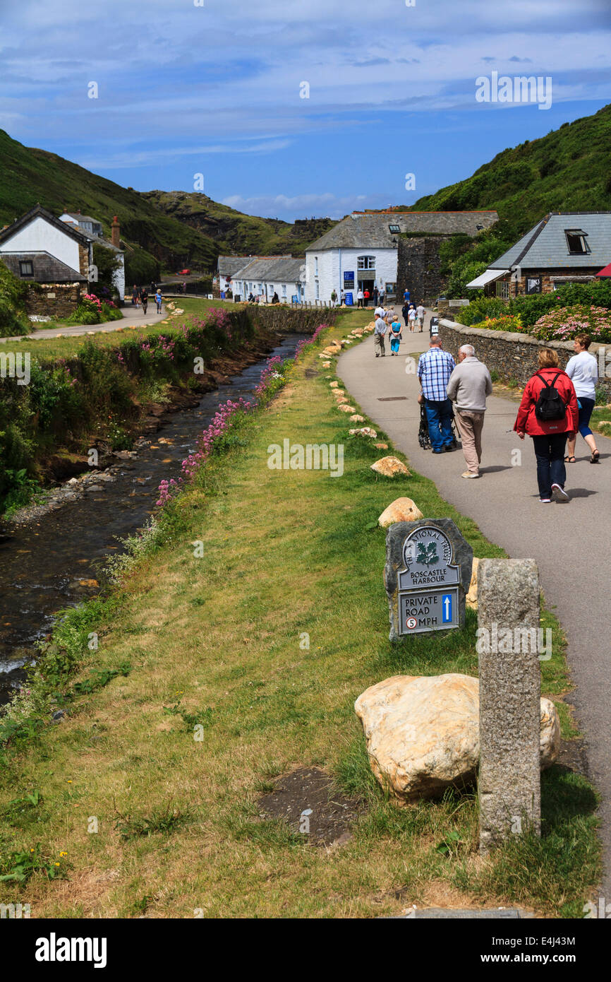 I turisti a Boscastle Harbour, Cornwall su una mattina di sole in estate Foto Stock