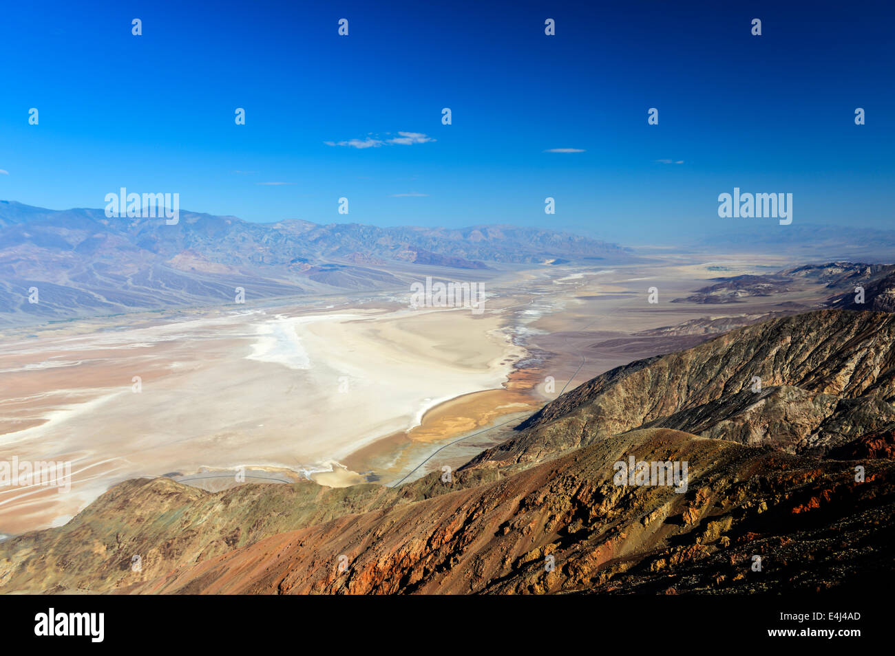 Sale bacino Badwater Panamint Mountains da Dante nella vista Parco Nazionale della Valle della Morte in California spot più bassa negli Stati Uniti. Foto Stock