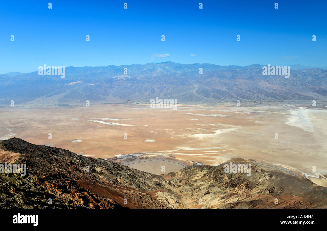 Sale bacino Badwater Panamint Mountains da Dante nella vista Parco Nazionale della Valle della Morte in California spot più bassa negli Stati Uniti. Foto Stock