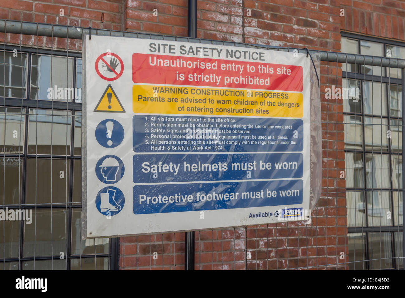 Un sito avviso di sicurezza la visualizzazione di più segnali di sicurezza in un cantiere in Birmingham Jewelery trimestre Foto Stock