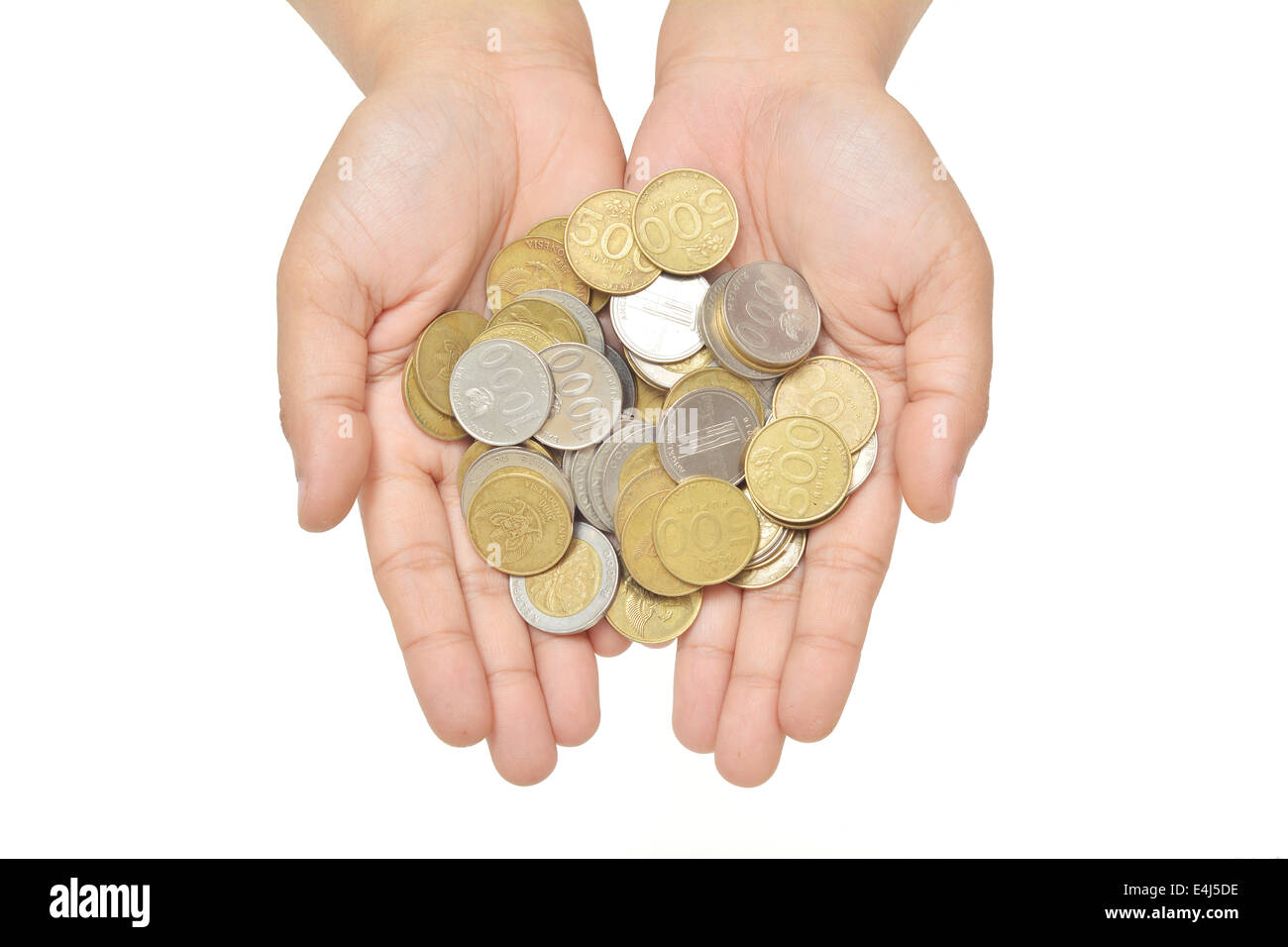 Dare una pila di monete con entrambe le mani Foto Stock