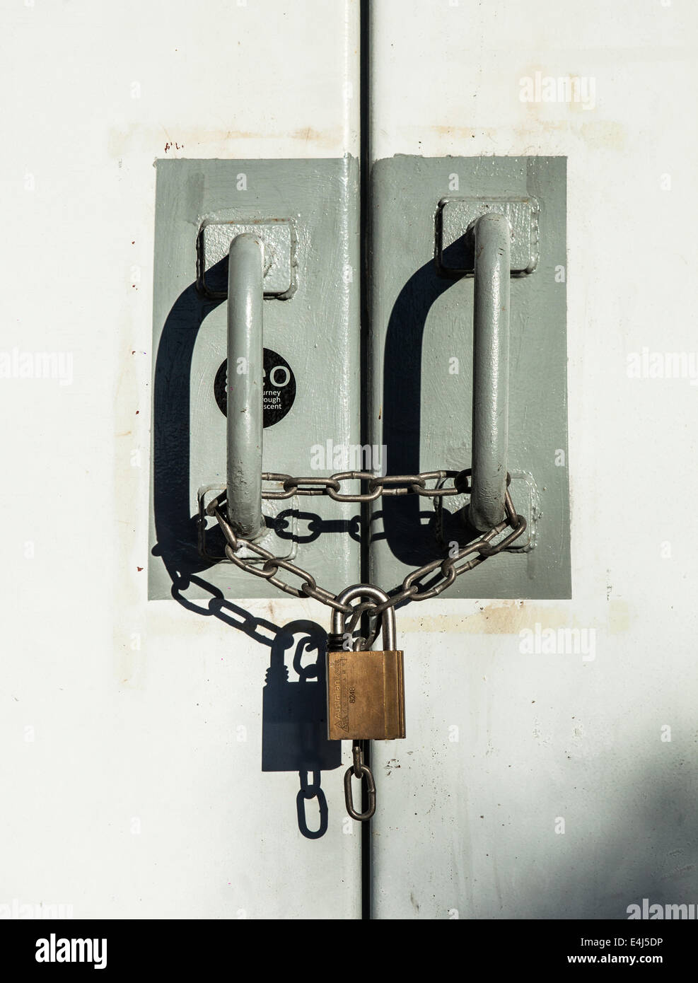 Incatenato le porte in acciaio Foto Stock
