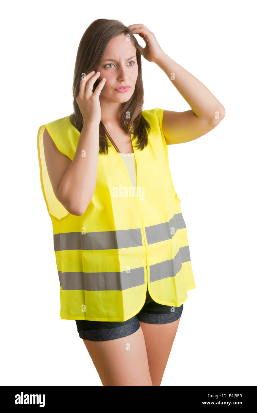 Donna che parla al telefono indossando un giubbotto catarifrangente, isolato in bianco Foto Stock