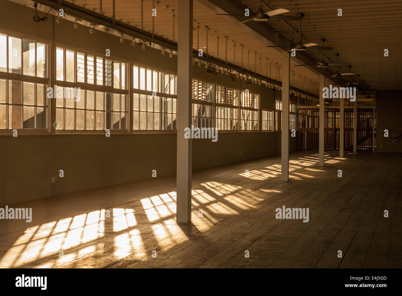 Una vecchia fabbrica ora un spazio delle arti a Cockatoo Island a Sydney Foto Stock