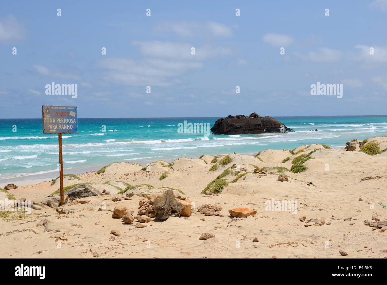 Spiaggia con una nave relitto in Cabo de Santa Maria, isola di Boa Vista a Capo Verde Foto Stock