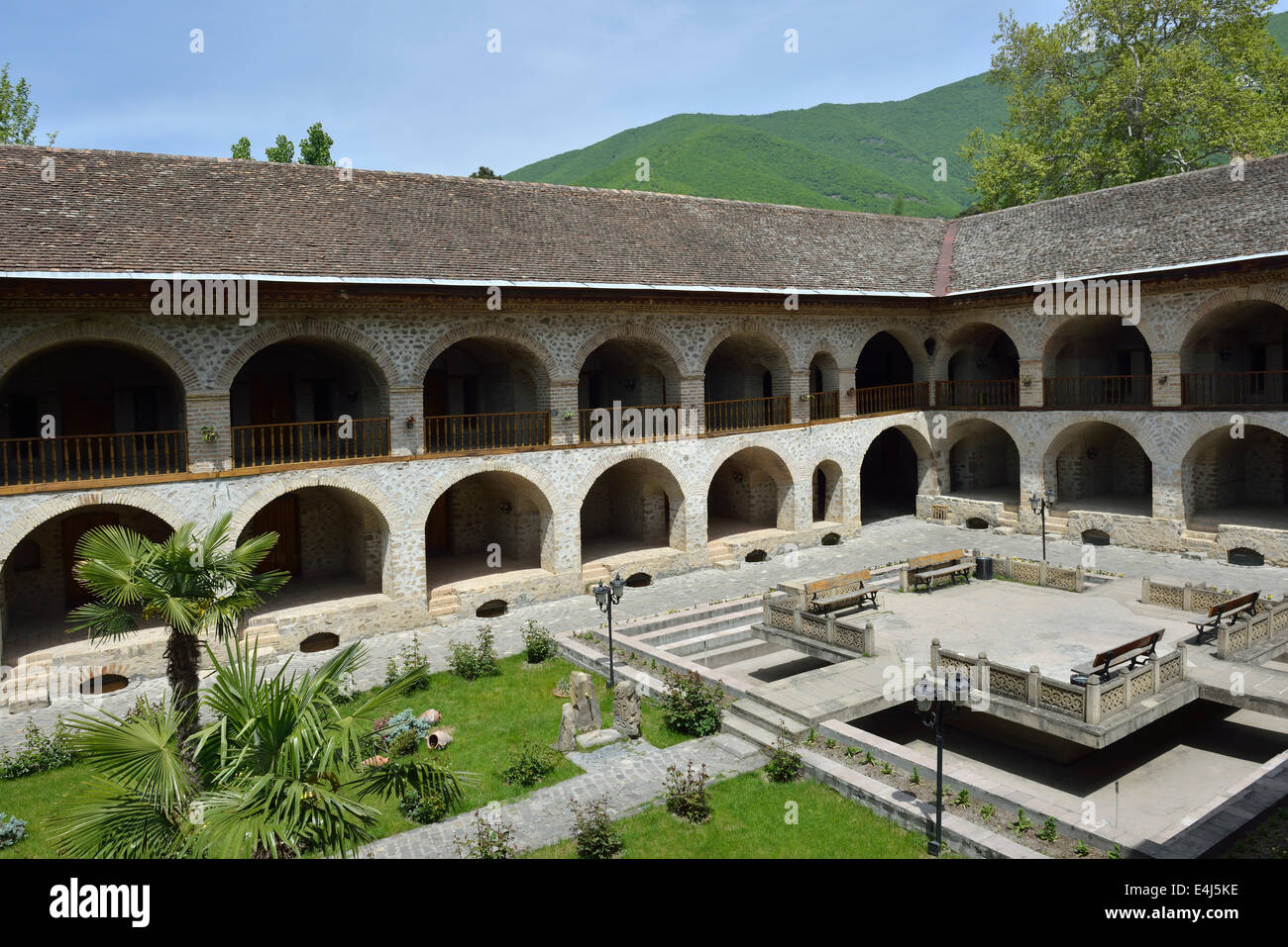 Cortile interno del xviii secolo Caravanserai, restaurato per ospitare un hotel, Sheki, Azerbaigian Foto Stock