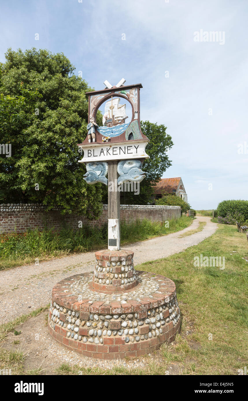 I tradizionali colorati dipinti nome sign in stile locale per Blakeney, un villaggio costiero situato nel nord di Norfolk, Regno Unito sul sentiero costiero Foto Stock