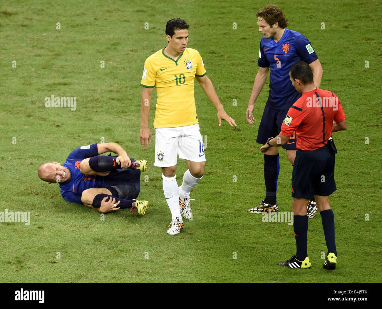 Brasilia, Brasile. 12 Luglio, 2014. Il Brasile è Hernanes (2 L) sostiene con Algeria in arbitro Djamel Haimoudi (1R) come paesi Bassi' Arjen Robben (1L) giace sul passo durante il terzo posto di play-off match tra il Brasile e i Paesi Bassi del 2014 FIFA World Cup al Estadio Nacional Stadium di Brasilia, Brasile, il 12 luglio 2014. Paesi Bassi ha vinto 3-0 sul Brasile e ha colto il terzo posto del torneo di sabato. Credito: Lui Siu Wai/Xinhua/Alamy Live News Foto Stock