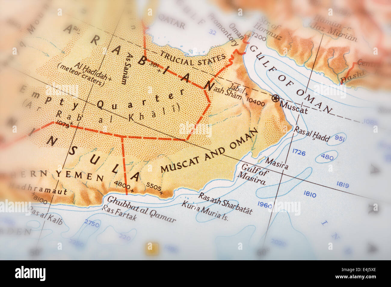 Traveler incentrato su Oman - preparazione per il viaggio Foto Stock