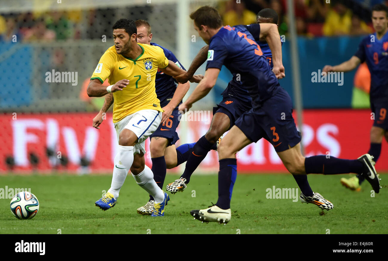 Brasilia, Brasile. 12 Luglio, 2014. Il brasiliano di Hulk (1L) si rompe durante il terzo posto di play-off match tra il Brasile e i Paesi Bassi del 2014 FIFA World Cup al Estadio Nacional Stadium di Brasilia, Brasile, il 12 luglio 2014. Paesi Bassi ha vinto 3-0 sul Brasile e ha colto il terzo posto del torneo di sabato. Credito: Guo Yong/Xinhua/Alamy Live News Foto Stock